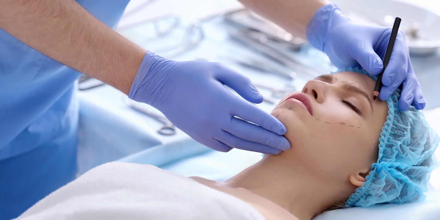 a board certified plastic surgeon of hess sandeen & lee marking a woman for surgery